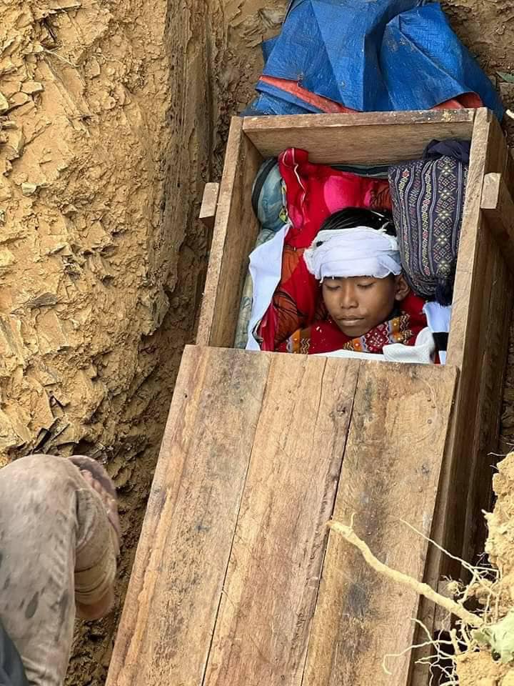 (ခွာဖိုရွာ အပြစ်မဲ့ပြည်သူများအပေါ် အကြမ်းဖက်စစ်ကောင်စီတပ်၏ လေကြောင်းတိုက်ခိုက်မှုကြောင့် ကလေးငယ်များအပါအဝင် သေဆုံးသူများအား သဂြိုလ်နေစဥ်။ ဓာတ်ပုံ -Salai Tial Hram Ling