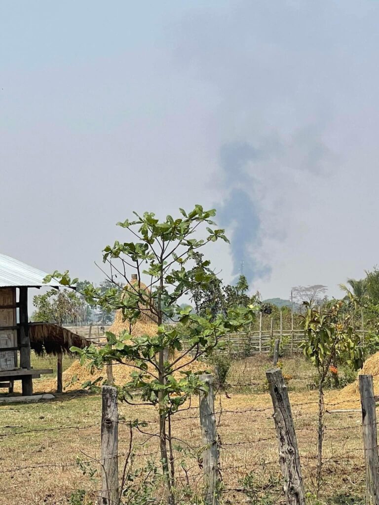 (စစ်ကောင်စီတပ်က ရွှေကူမြို့နယ် မံဝိန်းရွာကို လေကြောင်းမှဗုံးကြဲတိုက်ခိုက်ခဲ့၍ နေအိမ် နှစ်လုံးမီးလောင်ပျက်စီးနေသည်ကို မတ်လ ၃၀ရက်က တွေ့ရစဉ်။ ဓာတ်ပုံ - ရွှေကူ PDF)