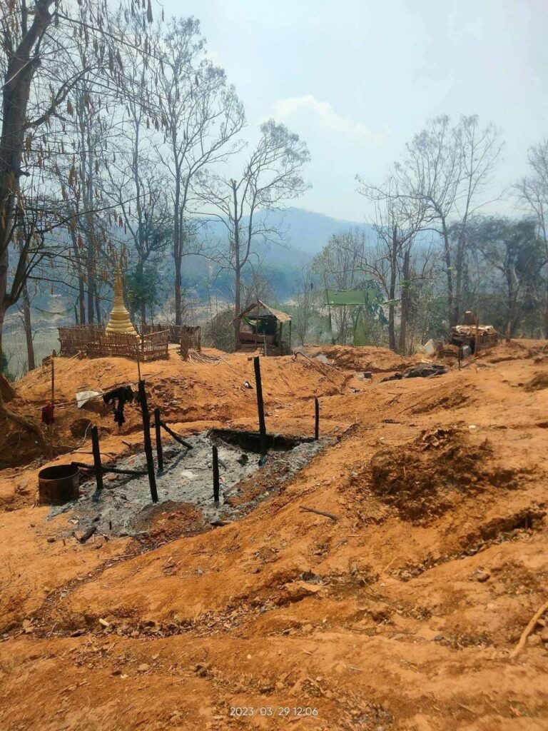 (စစ်ကောင်စီတပ်၏ နယ်စပ်စခန်းကို သိမ်းယူပြီးနောက်ရရှိသော လက်နက် ခဲယမ်းများနှင့် စခန်းကိုတွေ့ရစဥ်။ ဓါတ်ပုံ- ကေအဲန်ယူ-မူတြော်)
