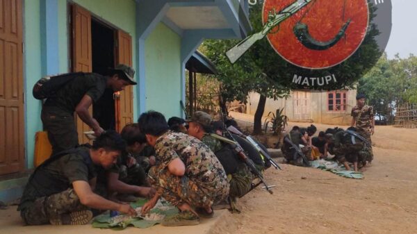 (မတူပီမြို့နယ် ချင်းကာကွယ်ရေးတပ်(CDF)တပ်ဖွဲ့မှ ရဲဘော်များ ထမင်းစားသုံးနေကြစဥ်။ ဓာတ်ပုံ - Chinland Defense Force Matupi)
