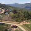 (ခွာဖိုရွာယခင်ကမြင်​တွေ့ရမှုနှင့် စစ်ကောင်စီတပ်ကခွာဖိုရွာကိုဗုံးကြဲသဖြင့်သေဆုံးသွား​သော ဒေါ်ငွန်ဒေါသ့်ခဲန် (ဝဲ) နဲ့ ဒေါ်ဆုန်လှေကြွယ် (ယာ) တို့ကို​တွေ့ရစဥ်။ ဓါတ်ပုံ-The Chin Journal)