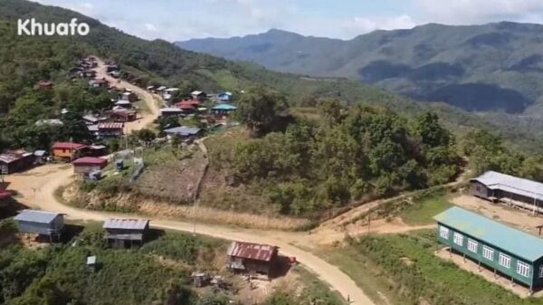 (ခွာဖိုရွာယခင်ကမြင်​တွေ့ရမှုနှင့် စစ်ကောင်စီတပ်ကခွာဖိုရွာကိုဗုံးကြဲသဖြင့်သေဆုံးသွား​သော ဒေါ်ငွန်ဒေါသ့်ခဲန် (ဝဲ) နဲ့ ဒေါ်ဆုန်လှေကြွယ် (ယာ) တို့ကို​တွေ့ရစဥ်။ ဓါတ်ပုံ-The Chin Journal)