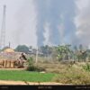 (စစ်ကောင်စီတပ်က ရွှေကူမြို့နယ် မံဝိန်းရွာကို လေကြောင်းမှဗုံးကြဲတိုက်ခိုက်ခဲ့၍ နေအိမ် နှစ်လုံးမီးလောင်ပျက်စီးနေသည်ကို မတ်လ ၃၀ရက်က တွေ့ရစဉ်။ ဓာတ်ပုံ - ရွှေကူ PDF)