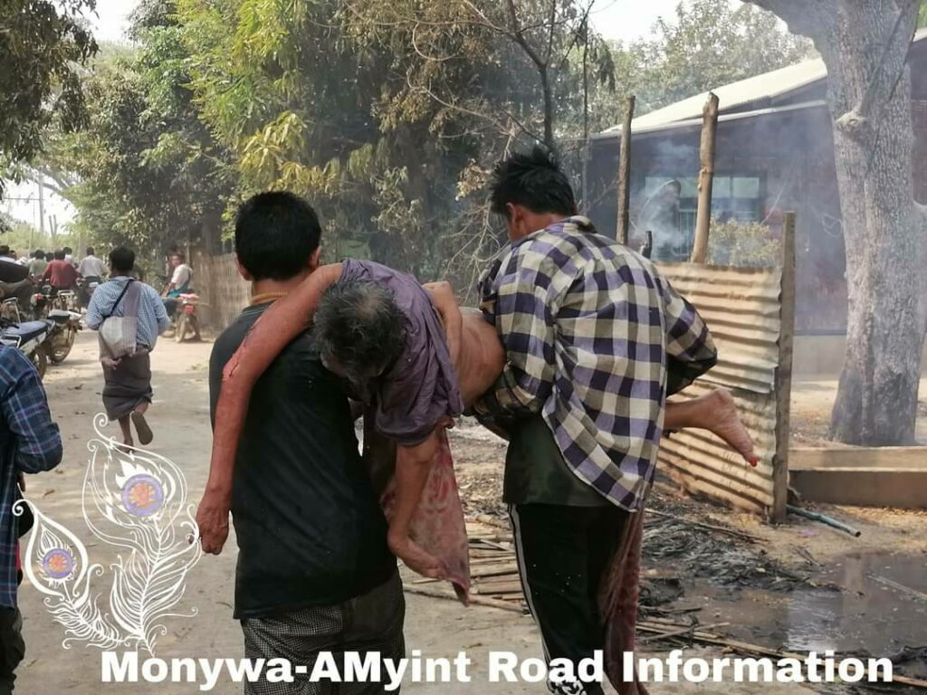 -စစ်ကောင်စီတပ်သားများ မီးရှို့သတ်ဖြတ်သွားသည့် ထနောင်းတောတောင်ရွာရှိ သက်ကြီးရွယ်အိုအလောင်း၃ လောင်းအား သယ်ယူ နေကြစဥ်။ ဓာတ်ပုံ-စွမ်းလင်းထက်နှင့် မုံရွာ-အမြင့်လမ်းသတင်းမှန်ပြန်ကြားရေး အဖွဲ့သားများ