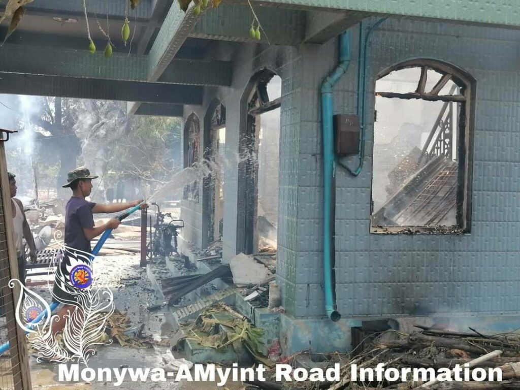 -မီးငြိမ်းသတ်ရန် ကြိုးစားနေသော ဒေသခံများနှင့် ဒေသခံကာကွယ်ရေးတပ်ဖွဲ့ဝင်အချို့ ။ ဓာတ်ပုံ-စွမ်းလင်းထက်နှင့် မုံရွာ-အမြင့်လမ်းသတင်းမှန်ပြန်ကြားရေး အဖွဲ့သားများ