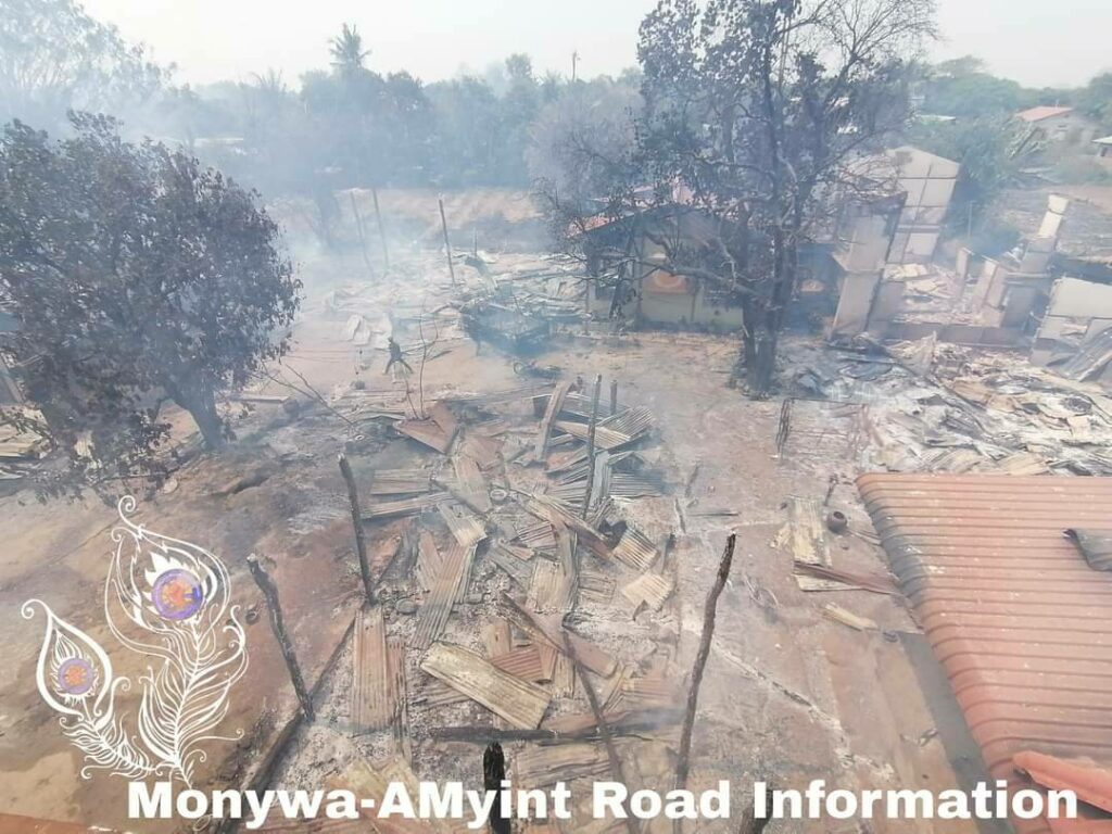 -မီးရှို့ဖျက်ဆီးခံခဲ့ရသော ထနောင်တောတောင်ရွာ ။ ဓာတ်ပုံ-စွမ်းလင်းထက်နှင့် မုံရွာ-အမြင့်လမ်းသတင်းမှန်ပြန်ကြားရေး အဖွဲ့သားများ။