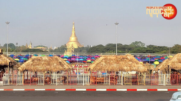 (ပြည်သူ့ရင်ပြင်ရှိ စစ်ကောင်စီ၏သင်္ကြန် ဗဟိုမဏ္ဍပ်တည်ဆောက်နေမှုအား တွေ့ရစဥ်။ ဓာတ်ပုံ - PS)