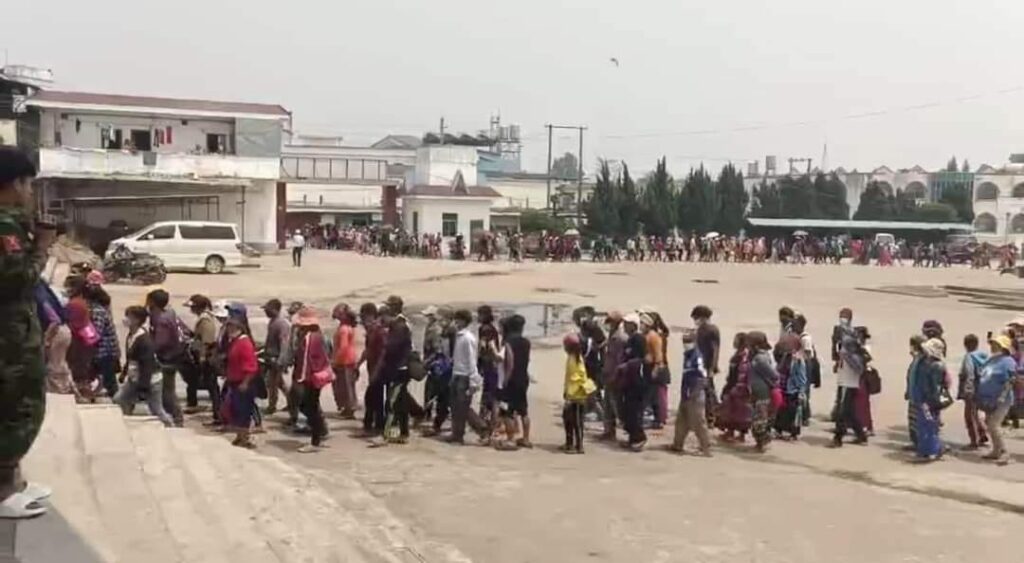 (မံစီမြို့နယ်အတွင်းရှိပြည်သူများက KIOဥက္ကဌနှင့် တွေ့ဆုံ၍မြေရှားစီမံကိန်းများရပ်ဆိုင်ရန်တောင်းဆိုရန်သွားရောက်နေကြစဥ်။ဓါတ်ပုံ-CJ)