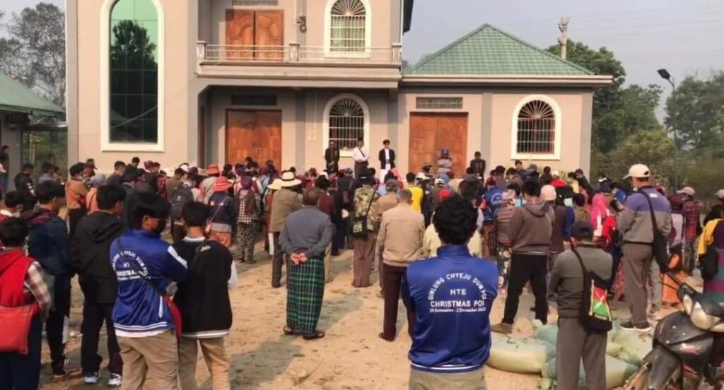 (မံစီမြို့နယ်အတွင်းရှိပြည်သူများက KIOဥက္ကဌနှင့် တွေ့ဆုံ၍မြေရှားစီမံကိန်းများရပ်ဆိုင်ရန်တောင်းဆိုရန်သွားရောက်နေကြစဥ်။ဓါတ်ပုံ-CJ)
