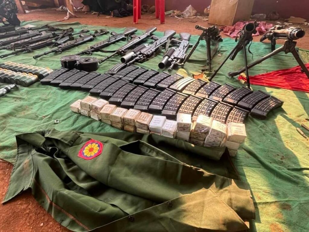 (စစ်ကောင်စီတက်ထံမှ ကရင်နီပူးပေါင်းတပ်များသိမ်းဆည်းရရှိသောလက်နက်ခဲယမ်းများ။ဓါတ်ပုံ-KnIc)