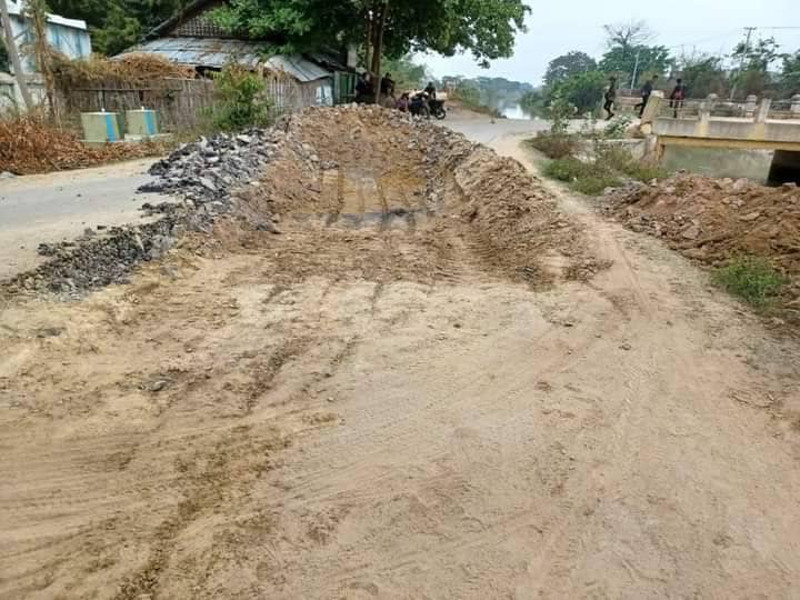 (အများပြည်သူအသုံးသွားလာသော လမ်မများအား စစ်ကောင်စီတပ်က ဖျက်ဆီးပြီးနောက် တွေ့ရစဉ်။ ဓာတ်ပုံ - ဗိုလ်ကျားကြီးအဖွဲ့ - ဒီပဲယင်း)