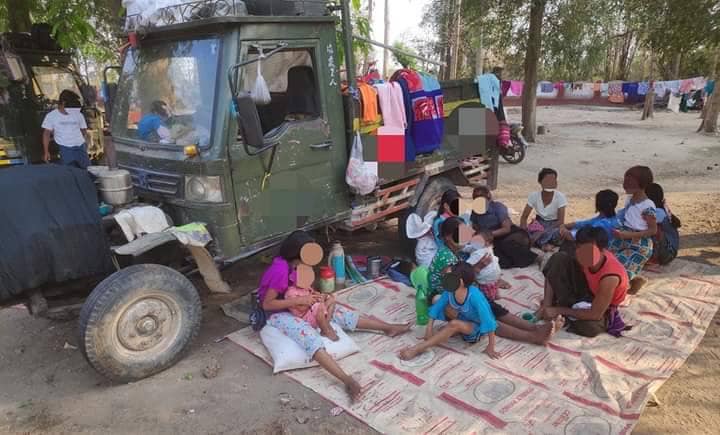 (ထွက်ပြေးတိမ်းရှောင်နေရသည့် ဒီပဲယင်းမြို့နယ်အနောက်ခြမ်းနေ ပြည်သူများ။ ဓာတ်ပုံ-ဒီပဲယင်းမြို့နယ်စစ်ရှောင်ထောက်ပံ့ရေး)