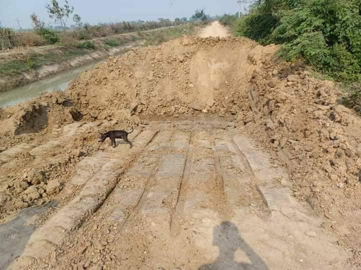 (အများပြည်သူအသုံးသွားလာသော လမ်မများအား စစ်ကောင်စီတပ်က ဖျက်ဆီးပြီးနောက် တွေ့ရစဉ်။ ဓာတ်ပုံ - ဗိုလ်ကျားကြီးအဖွဲ့ - ဒီပဲယင်း)