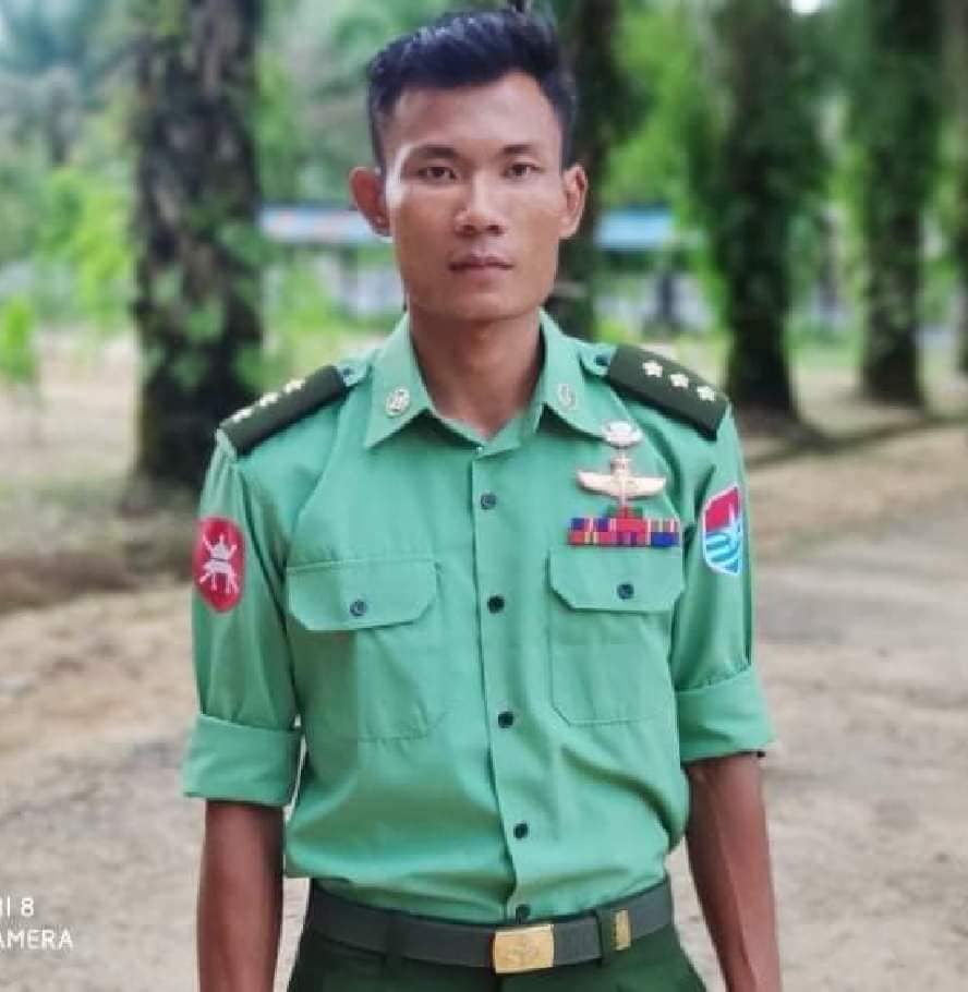 (နှောကန်ရွာတိုက်ပွဲတွင်သေဆုံးခဲ့သော ဗိုလ်မှူးမင်းမြတ်သူနှင့် သိမ်းဆည်းရရှိသော သေနက်နှင့်ဖုန်းများ။ ဓါတ်ပုံ-CJ၊ ရဲခေါင်ပြောက်ကျားတပ်ဖွဲ့ )