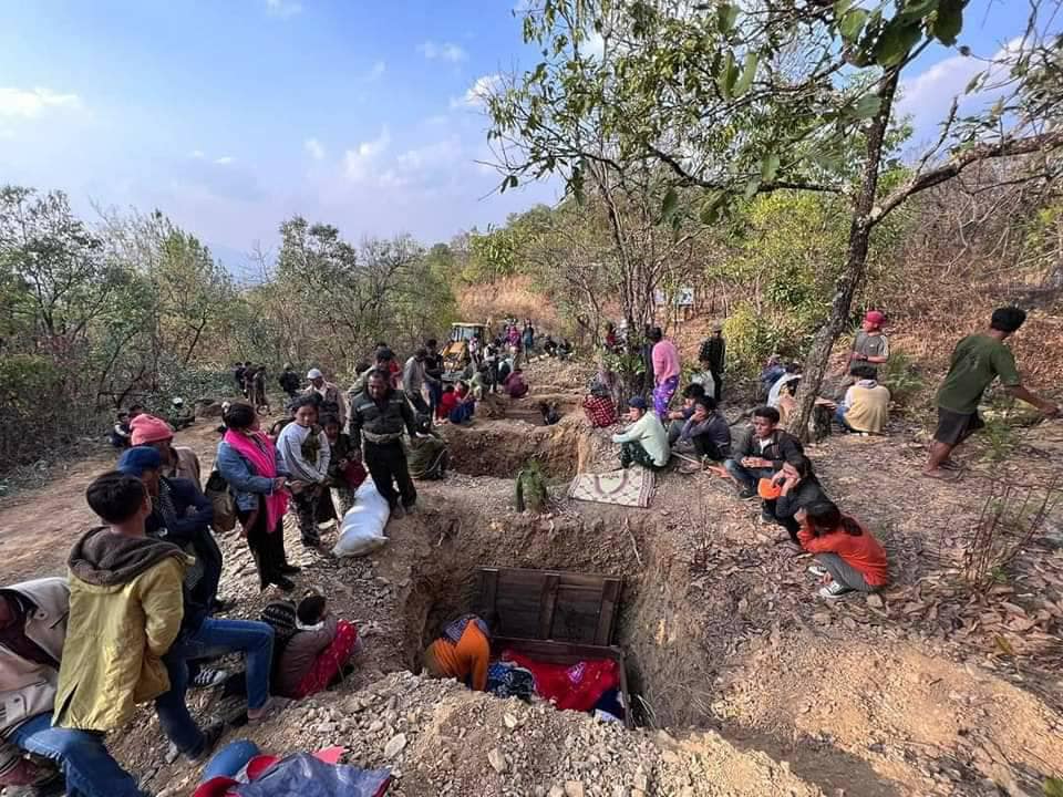 (ခွာဖိုရွာ အပြစ်မဲ့ပြည်သူများအပေါ် အကြမ်းဖက်စစ်ကောင်စီတပ်၏ လေကြောင်းတိုက်ခိုက်မှုကြောင့် ကလေးငယ်များအပါအဝင် သေဆုံးသူများအား သဂြိုလ်နေစဥ်။ ဓာတ်ပုံ -Salai Tial Hram Ling)