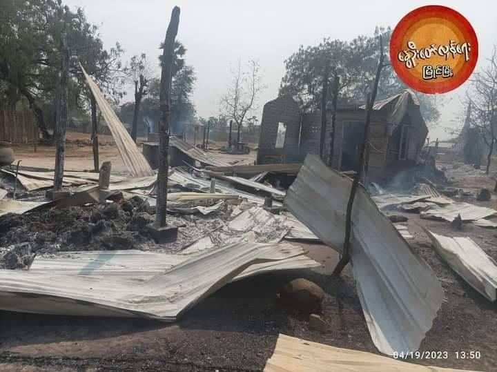 မြိုင်နယ်တွင် ဖျက်ဆီးခံလိုက်ရသော ဆေးရုံနှင့် လူနေအိမ်များ၊ မော်တော်ယာဥ်များအား တွေ့ရစဥ်။ ဓာတ်ပုံ - နွေဦးတော်လှန်ရေး(မြိုင်)