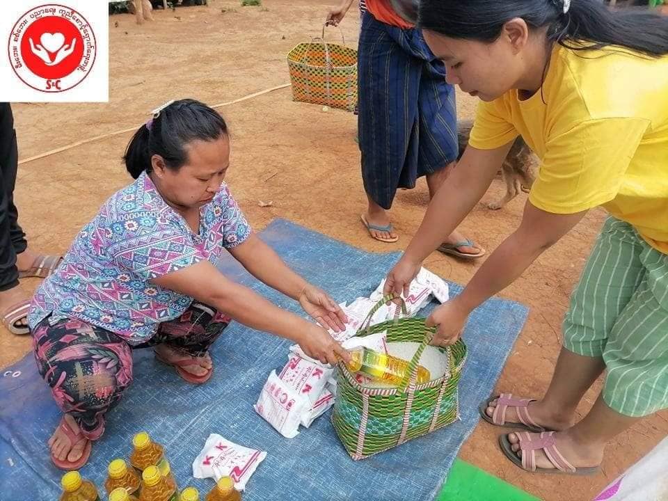 (ကရင်နီစစ်ရှောင်စခန်းက ပြည်သူများအတွက် ဆန်ဆီဆားများ လှူဒါန်းပေးနေစဥ်။ ဓါတ်ပုံ-S&C)