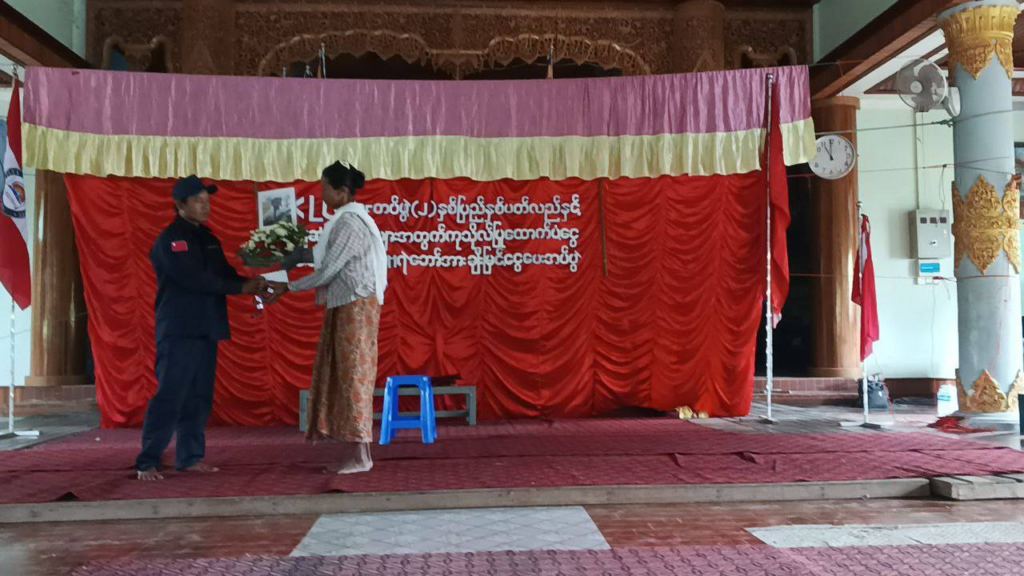 ((၂)နှစ်ပြည့်အခမ်းအနားတွင် ကျဆုံးခဲ့သော ရဲဘော်များ၏ ကျန်ရစ်သူမိသားစုများနှင့် CDM ၀န်ထမ်းများအား ထောက်ပံ့ငွေပေးအပ်နေစဥ်။ ဓာတ်ပုံ - KLG PDF)