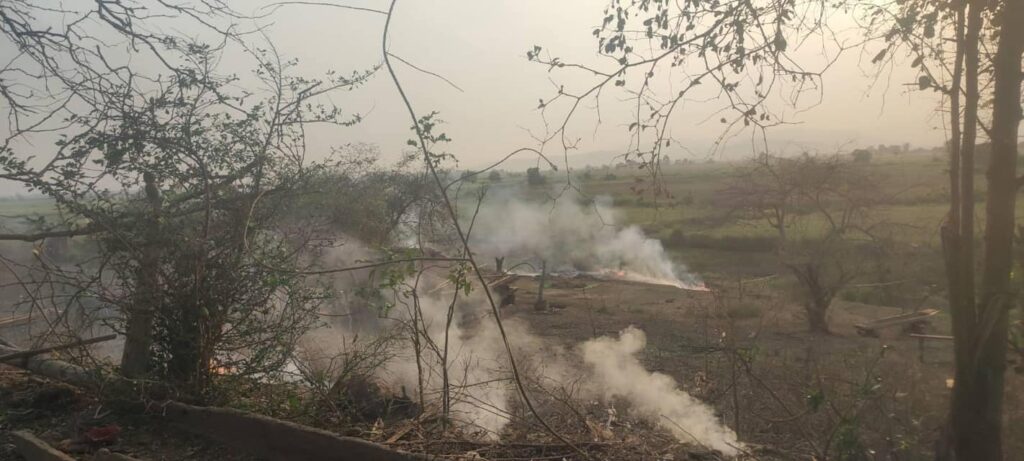 (ထီးချိုင့်နယ် အင်ဒေါင်းရွာအပြင် မြို့နယ်အတွင်းရှိ ပေါက်ကုန်းရွာနှင့် ဆပ်ပြေးရွာသို့ ဗုံးကြဲတိုက်ခိုက်ခဲ့ကြောင်း နေအိမ်ပျက်စီးမှုများ ရှိခဲ့သည်။ ဓာတ်ပုံ - CJ)