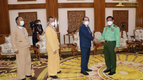 (RCSS ဥက္ကဋ္ဌ နှင့် အာဏာသိမ်း​ခေါင်း​ဆောင် တို့ကို​နေပြည်​တော်တွင်​တွေ့ရစဥ်။ ဓါတ်ပုံ-စစ်​ကောင်စီ)