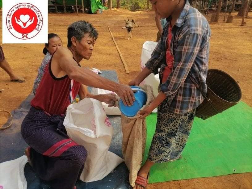 (ကရင်နီစစ်ရှောင်စခန်းက ပြည်သူများအတွက် ဆန်ဆီဆားများ လှူဒါန်းပေးနေစဥ်။ ဓါတ်ပုံ-S&C)