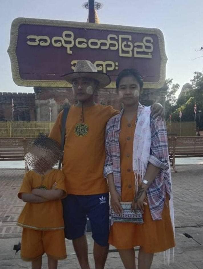 (ပိုင်ဆိုင်မှုစာရွက်စာတမ်းများခိုးယူ၍ ပြည်သူပိုင်နေအိမ်နစ်လုံးအား ရောင်းစားခဲ့သည်ဆိုသော ဗိုလ်မှူးအေးချမ်းအောင်၊ တပ်ပြေးဗိုလ်ပြည့်စုံနှင့် ဇနီးဖြစ်သူတို့အားတွေ့ရစဥ်)