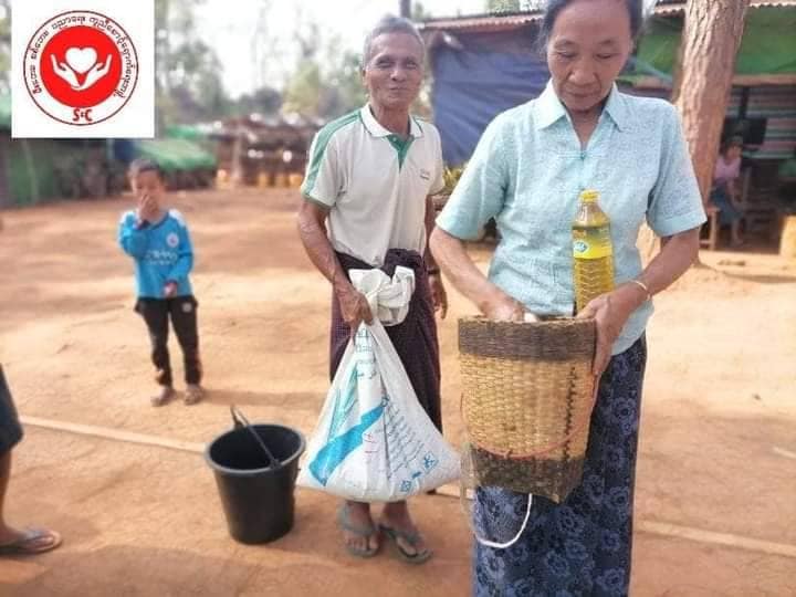 (ကရင်နီစစ်ရှောင်စခန်းက ပြည်သူများအတွက် ဆန်ဆီဆားများ လှူဒါန်းပေးနေစဥ်။ ဓါတ်ပုံ-S&C)
