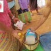 (ကရင်နီစစ်ရှောင်စခန်းက ပြည်သူများအတွက် ဆန်ဆီဆားများ လှူဒါန်းပေးနေစဥ်။ ဓါတ်ပုံ-S&C)