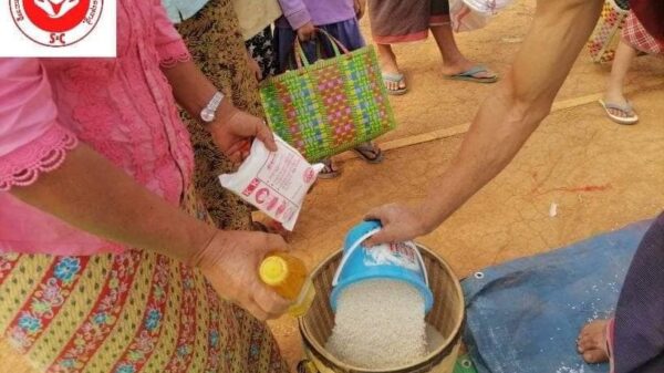 (ကရင်နီစစ်ရှောင်စခန်းက ပြည်သူများအတွက် ဆန်ဆီဆားများ လှူဒါန်းပေးနေစဥ်။ ဓါတ်ပုံ-S&C)