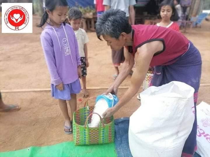 (ကရင်နီစစ်ရှောင်စခန်းက ပြည်သူများအတွက် ဆန်ဆီဆားများ လှူဒါန်းပေးနေစဥ်။ ဓါတ်ပုံ-S&C)