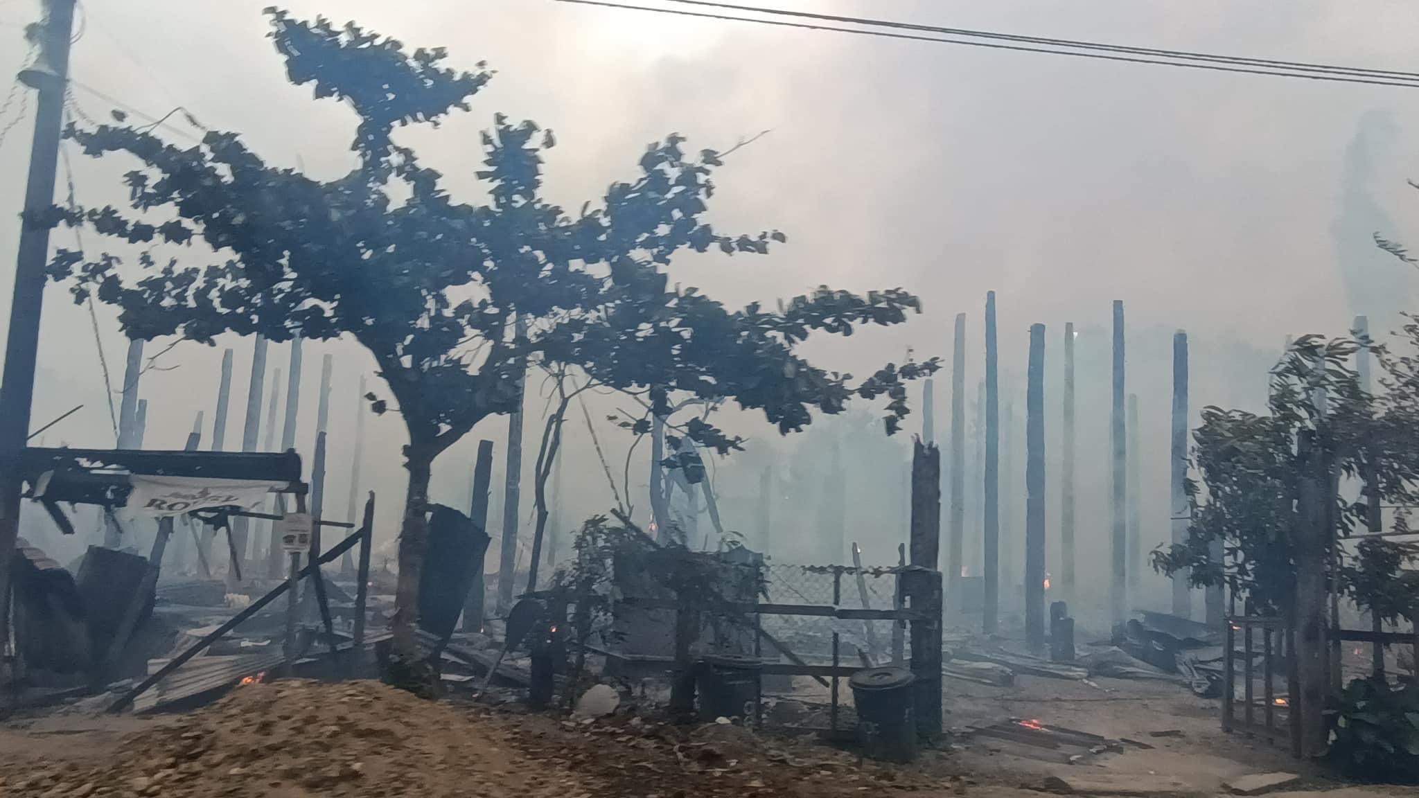 (အကြမ်းဖက်စစ်ကောင်စီတပ် လေကြောင်းမှ ပစ်ခတ်တိုက်ခိုက်မှုကြောင့် စီသာရွာရှိ နေအိမ်များ မီးလောင်ပျက်စီးနေသည်ကို တွေ့ရစဥ်။ ဓာတ်ပုံ - PDF ရွှေဂူ)