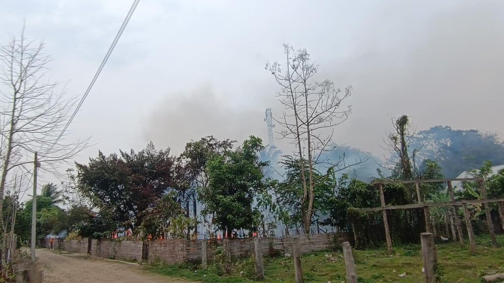 (အကြမ်းဖက်စစ်ကောင်စီတပ် လေကြောင်းမှ ပစ်ခတ်တိုက်ခိုက်မှုကြောင့် စီသာရွာရှိ နေအိမ်များ မီးလောင်ပျက်စီးနေသည်ကို တွေ့ရစဥ်။ ဓာတ်ပုံ - PDF ရွှေဂူ)