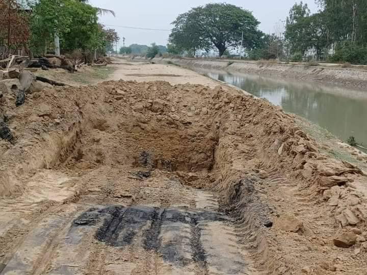 (အများပြည်သူအသုံးသွားလာသော လမ်မများအား စစ်ကောင်စီတပ်က ဖျက်ဆီးပြီးနောက် တွေ့ရစဉ်။ ဓာတ်ပုံ - ဗိုလ်ကျားကြီးအဖွဲ့ - ဒီပဲယင်း)