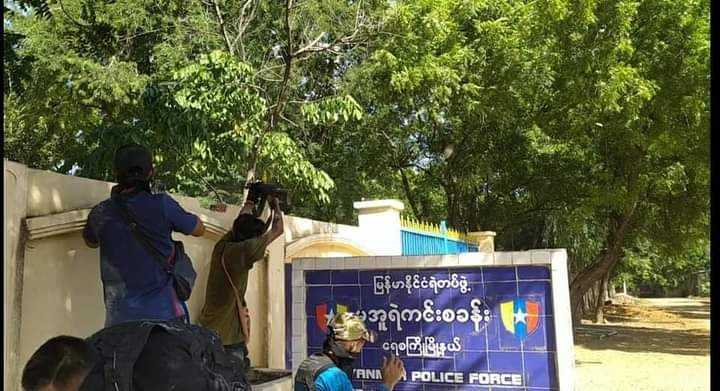 (မအူရဲစခန်းအား ၂၀၂၁ နိုဝင်ဘာ ၁၈ ရက်က PDFများ တိုက်ခိုက်နေစဥ်။ ဓာတ်ပုံ - ရေစကြို- ပကဖ)