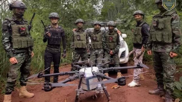 (Federal Wings ဒရုန်းအဖွဲ့မှ ရဲဘော်များအား တွေ့ရစဉ်)