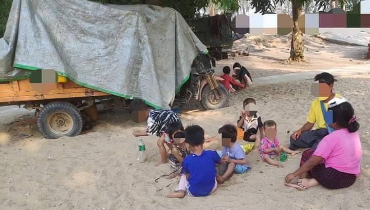 (ထွက်ပြေးတိမ်းရှောင်နေရသည့် ဒီပဲယင်းမြို့နယ်အနောက်ခြမ်းနေ ပြည်သူများ။ ဓာတ်ပုံ-ဒီပဲယင်းမြို့နယ်စစ်ရှောင်ထောက်ပံ့ရေး)