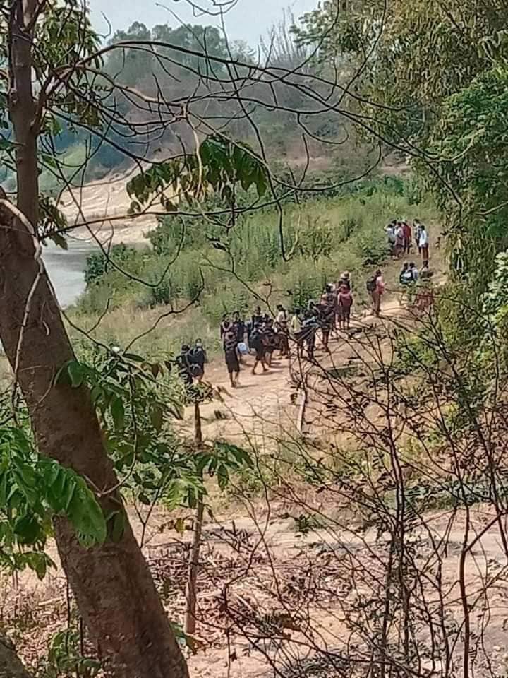 (တိုက်ပွဲများကြောင့် ထိုင်းဘက်ခြမ်းသို့ထွက်ပြေးတိမ်းရှောင် လာသော စစ်ဘေးရှောင် ပြည်သူတွေ ။ဓါတ်ပုံ-CJ၊AEC)