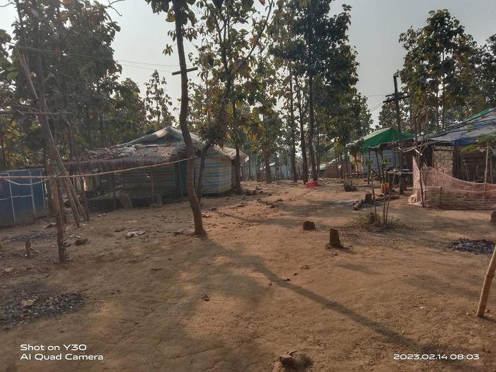 (အိန္ဒိယနိုင်ငံရောက် မြန်မာစစ်ဘေးရှောင်အချို့ယာယီခိုလှုံနေထိုင်ရာတစ်ခု ။ဓါတ်ပုံ-CJ)