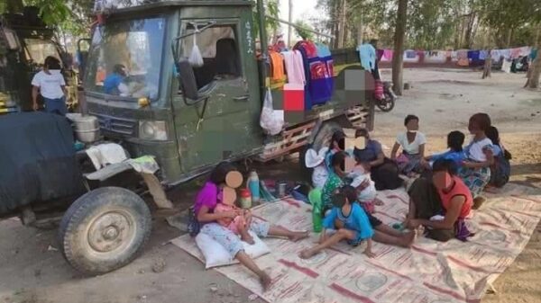 (ဒီပဲယင်းမြို့နယ်မှ ထွက်ပြေးတိမ်းရှောင်နေရသော ပြည်သူများအား တွေ့ရစဥ်။ ဓာတ်ပုံ-ဒီပဲယင်းမြို့နယ် စစ်ရှောင်ထောက်ပံ့ရေးအဖွဲ့)