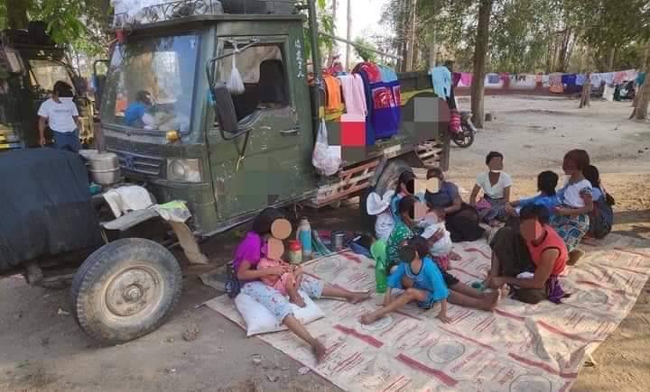 (ဒီပဲယင်းမြို့နယ်မှ ထွက်ပြေးတိမ်းရှောင်နေရသော ပြည်သူများအား တွေ့ရစဥ်။ ဓာတ်ပုံ-ဒီပဲယင်းမြို့နယ် စစ်ရှောင်ထောက်ပံ့ရေးအဖွဲ့)