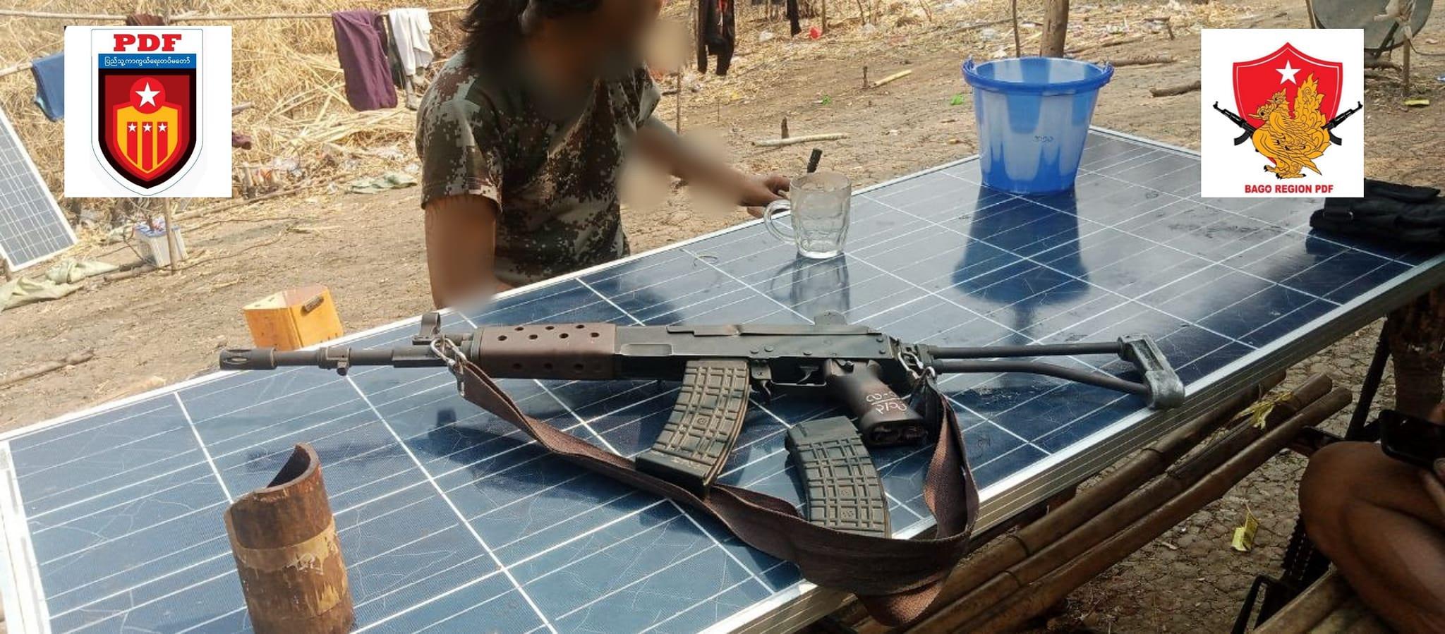 (စစ်ကောင်စီတပ်ထံမှ သိမ်းဆည်းရမိသော လက်နက်အား ပြသထားစဥ်။ ဓာတ်ပုံ - Bago Region PDF)