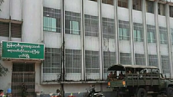 (ပုသိမ်မြို့ရှိ မြန်မာ့စီးပွားရေးဘဏ်ရှေ့ရှိ စစ်ကောင်စီတပ်ယာဉ်တစ်စီးအား တွေ့ရစဉ်။ ဓာတ်ပုံ - CJ)