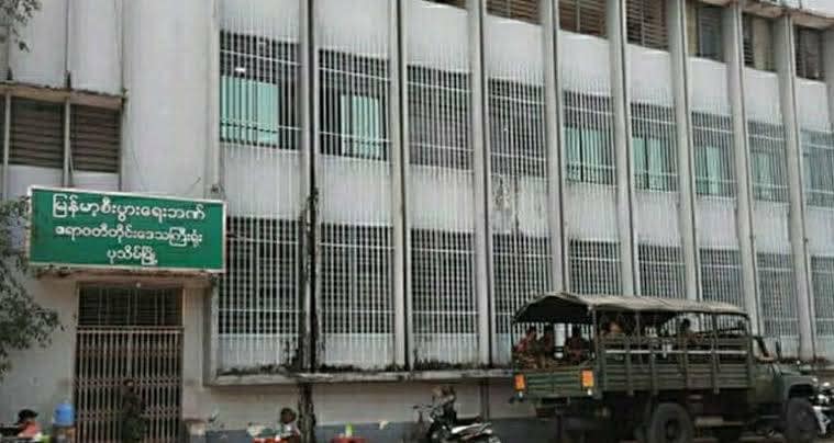 (ပုသိမ်မြို့ရှိ မြန်မာ့စီးပွားရေးဘဏ်ရှေ့ရှိ စစ်ကောင်စီတပ်ယာဉ်တစ်စီးအား တွေ့ရစဉ်။ ဓာတ်ပုံ - CJ)
