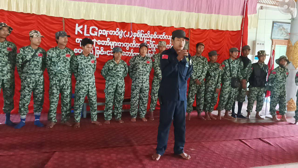 ((၂)နှစ်ပြည့်အခမ်းအနားတွင် ကျဆုံးခဲ့သော ရဲဘော်များ၏ ကျန်ရစ်သူမိသားစုများနှင့် CDM ၀န်ထမ်းများအား ထောက်ပံ့ငွေပေးအပ်နေစဥ်။ ဓာတ်ပုံ - KLG PDF)