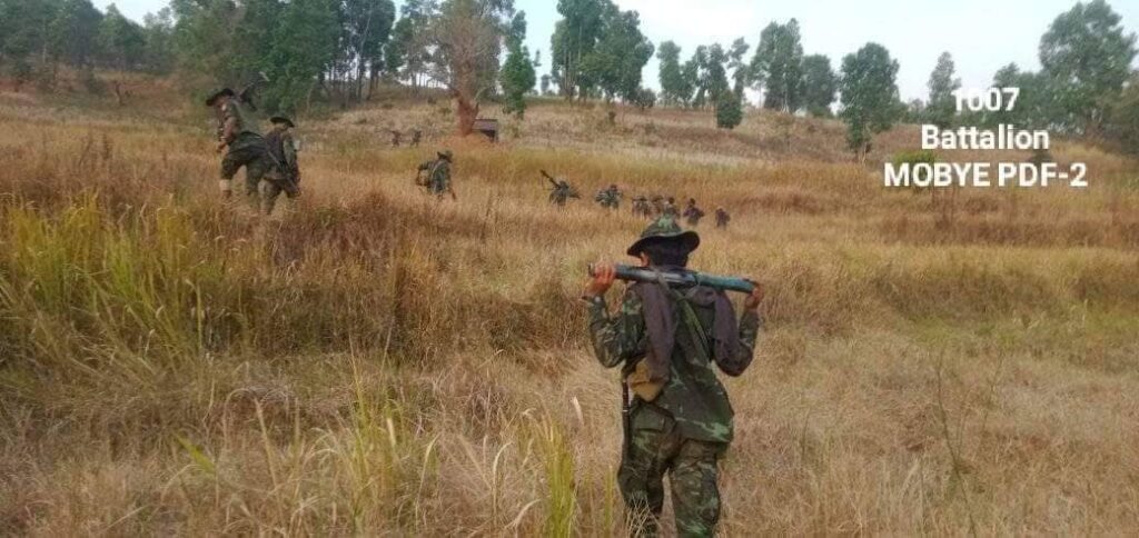 (ရှမ်း-ကယား နယ်စပ်တိုက်ပွဲမှ ပြည်သူ့ကာကွယ်ရေးတပ်မှ ရဲဘော်များအား တွေ့ရစဉ်။ ဓာတ်ပုံ - မိုးဗြဲ PDF)