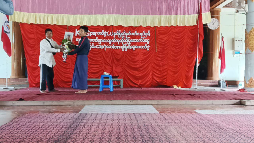 ((၂)နှစ်ပြည့်အခမ်းအနားတွင် ကျဆုံးခဲ့သော ရဲဘော်များ၏ ကျန်ရစ်သူမိသားစုများနှင့် CDM ၀န်ထမ်းများအား ထောက်ပံ့ငွေပေးအပ်နေစဥ်။ ဓာတ်ပုံ - KLG PDF)