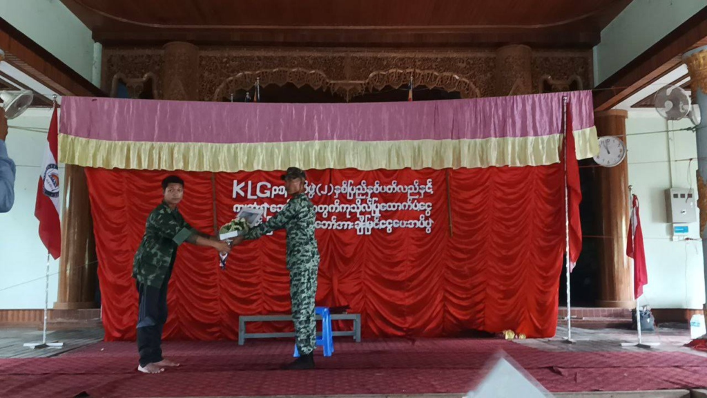 ((၂)နှစ်ပြည့်အခမ်းအနားတွင် ကျဆုံးခဲ့သော ရဲဘော်များ၏ ကျန်ရစ်သူမိသားစုများနှင့် CDM ၀န်ထမ်းများအား ထောက်ပံ့ငွေပေးအပ်နေစဥ်။ ဓာတ်ပုံ - KLG PDF)