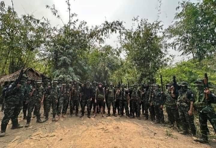 (ရေးဘီလူးအဖွဲ့မှ ရဲဘော်များအား တွေ့ရစဥ်။ ဓာတ်ပုံ - ရေးဘီလူး)