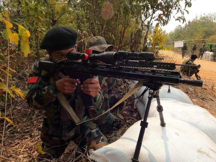 (ဟုမ္မလင်းHPDFအဖွဲ့ဝင် ရဲဘော်များအား စစ်ဆင်ရေးတစ်ခုတွင် တွေ့ရစဥ်။ ဓာတ်ပုံ-HPDF)