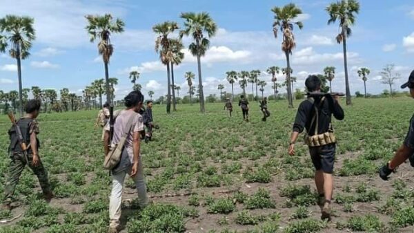 (ရေစကြို(ပကဖ)အဖွဲ့ဝင် ရဲဘော်များအား တွေ့ရစဥ်။ ဓာတ်ပုံ-ရေစကြို - ပကဖ)